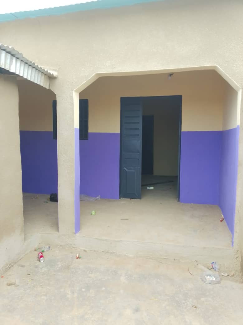 CHAMBRE SALON DOUCHE INTÉRIEUR DOUCHE DEHORS CUISINE 